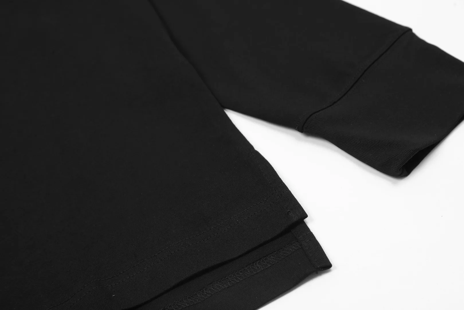 vivienne west wood Vivienne Saturn classic versatile long-sleeved, simple and fashionable, very practical to wear inside and outside, the top hot model in 2024, no need to say more, directly cut down, full range of correct accessories, every detail is completely restored, directly stretched to full Size: XS-L Color: black white